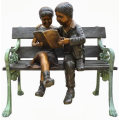 двое детей сидят на скамейке и читает бронзовая статуя скульптура